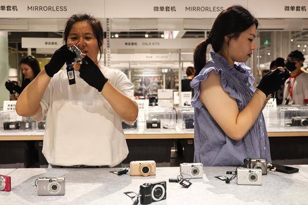 当年轻人走进二手市场:“买二手是年轻人更聪明的选择”