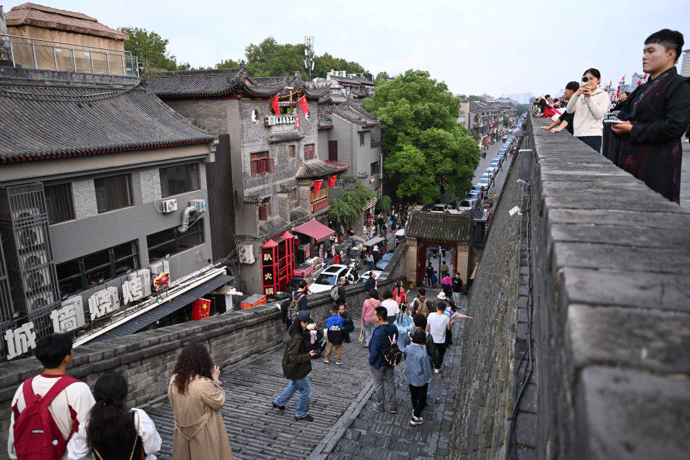 假日经济活力观察:“出入口经济”点亮西安城墙