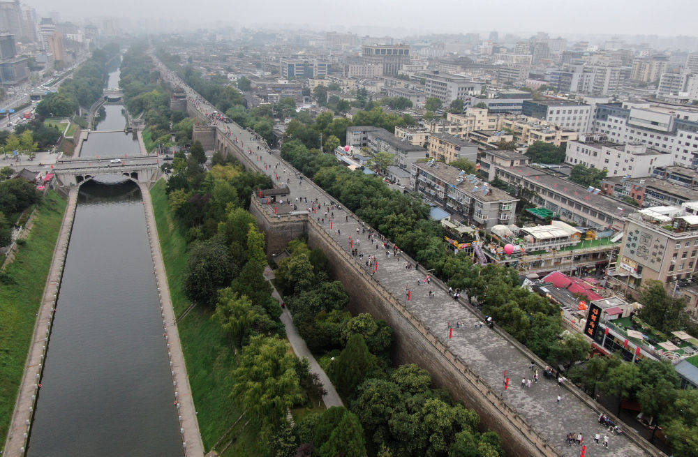 假日经济活力观察:“出入口经济”点亮西安城墙