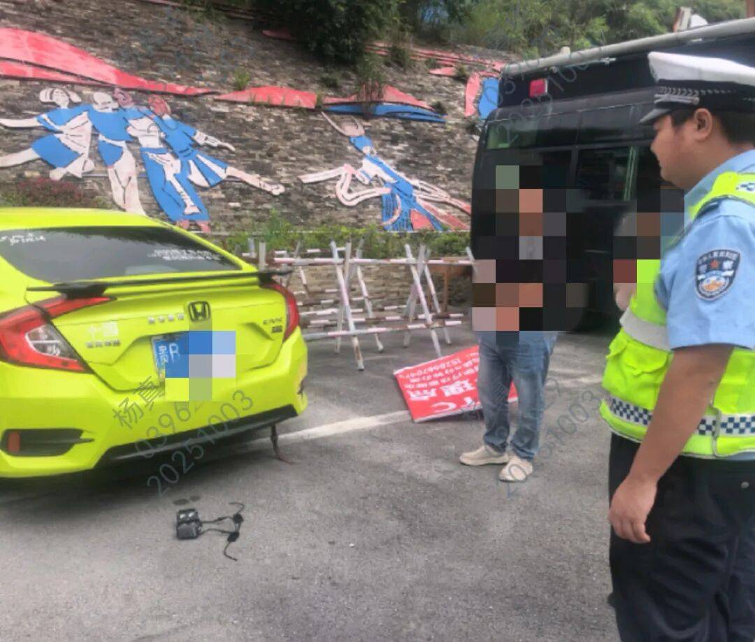 举报！贵B59***号小型轿车加装射灯闪后车！民警：查！