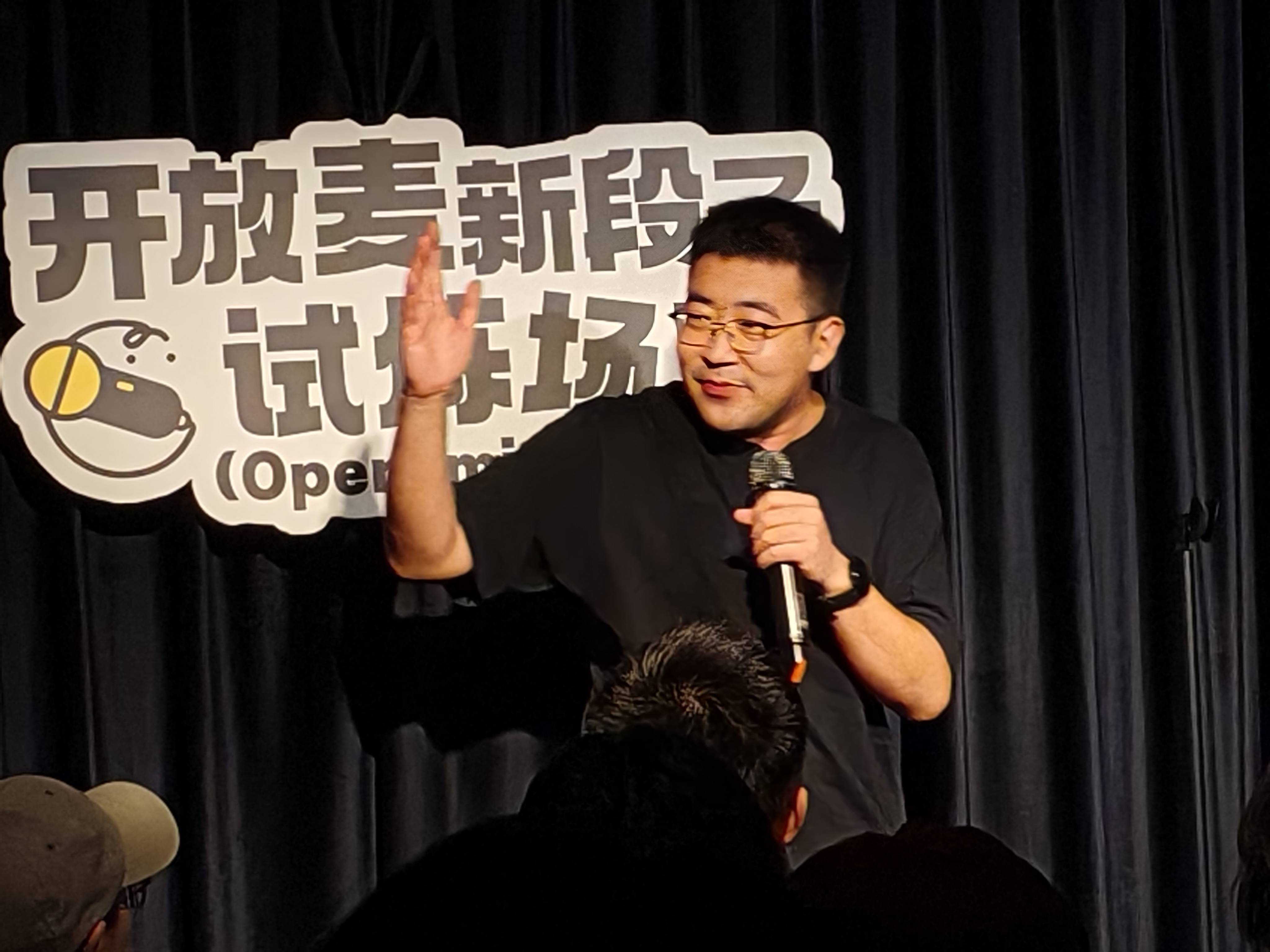 从报社到寺院,95后打工人把经历说成脱口秀