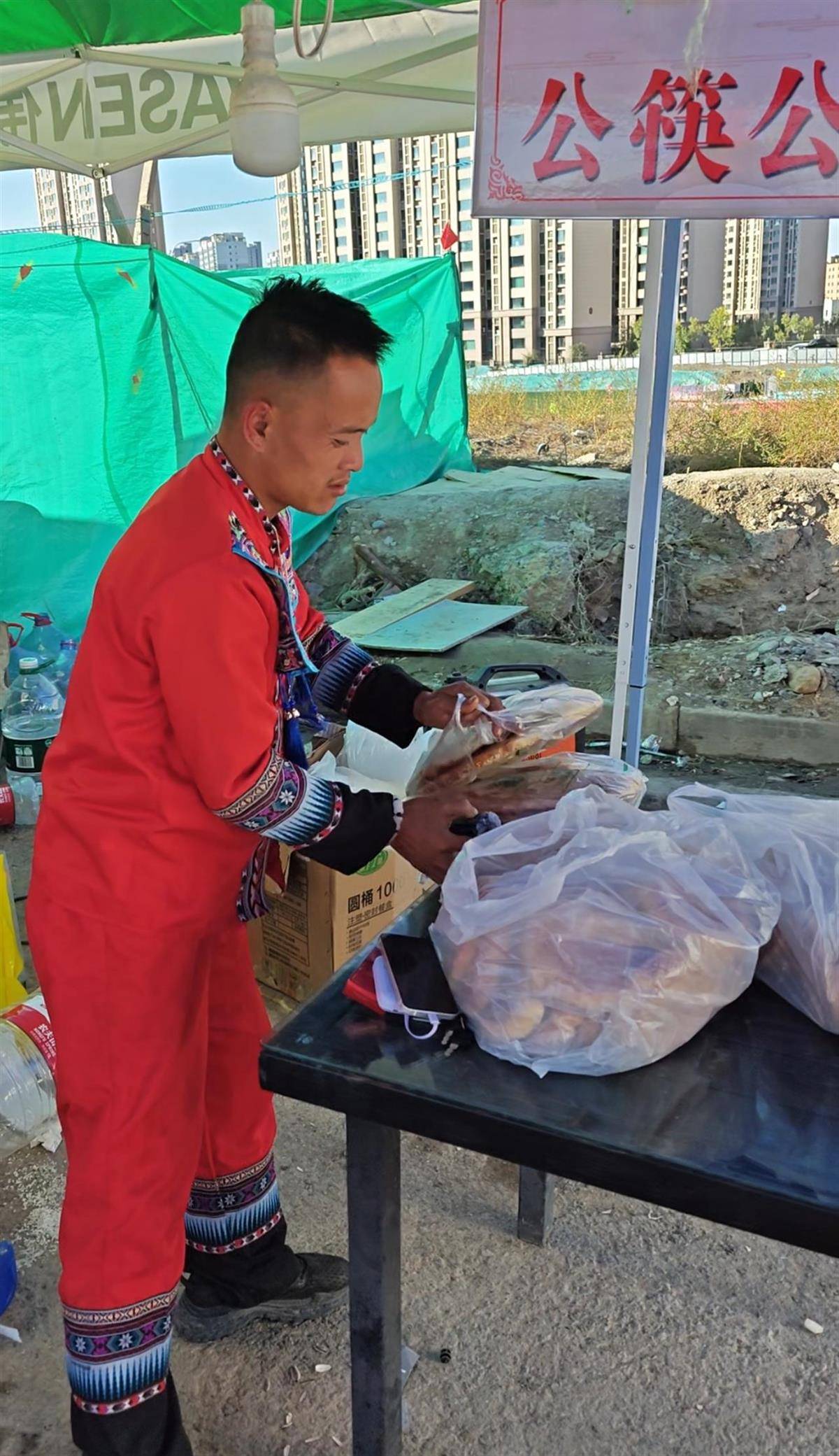 刀郎乌鲁木齐演唱会开唱，场外有刀迷免费为大家提供伙食，民宿老板宣布：持演唱会门票免费入住