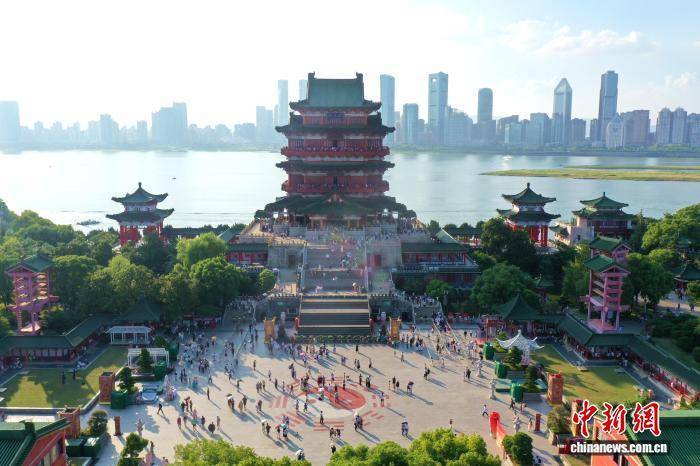 江西南昌:江南名楼滕王阁引游客纷至沓来