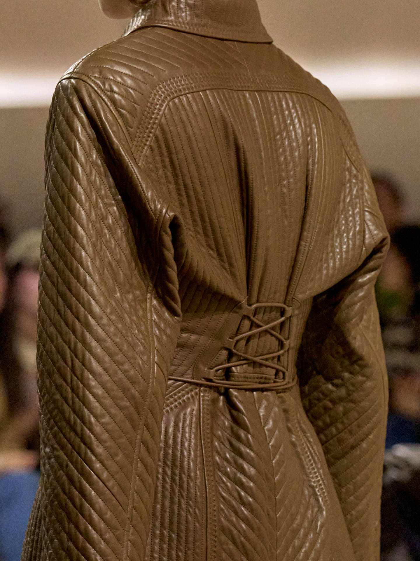 爱马仕秀场变沙滩,丝巾变上衣、亮色包袋注入新活力!