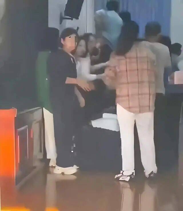 家长们跪成一排，学生蒙眼从背上踩过？教育局回应河南一中学举办活动引热议：正调查处理