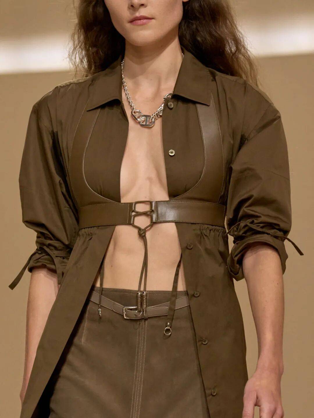 Hermès的女骑士，在沙滩上自由驰骋