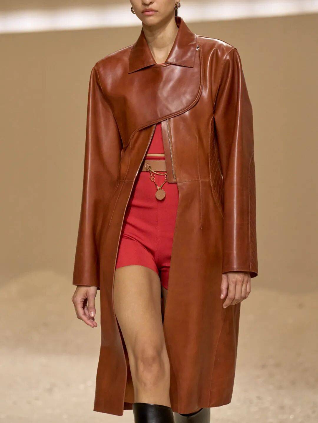 Hermès的女骑士，在沙滩上自由驰骋