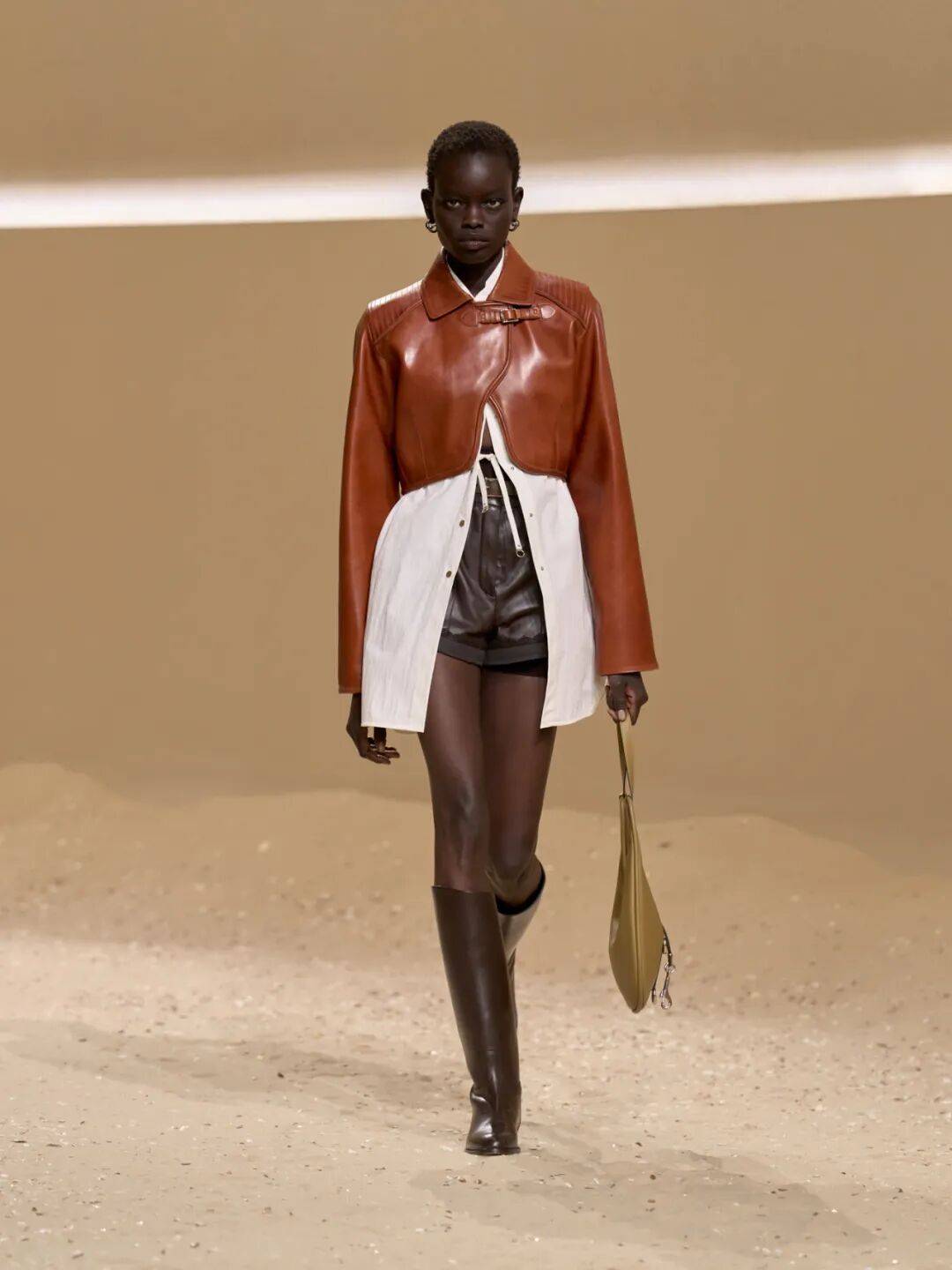 Hermès的女骑士，在沙滩上自由驰骋