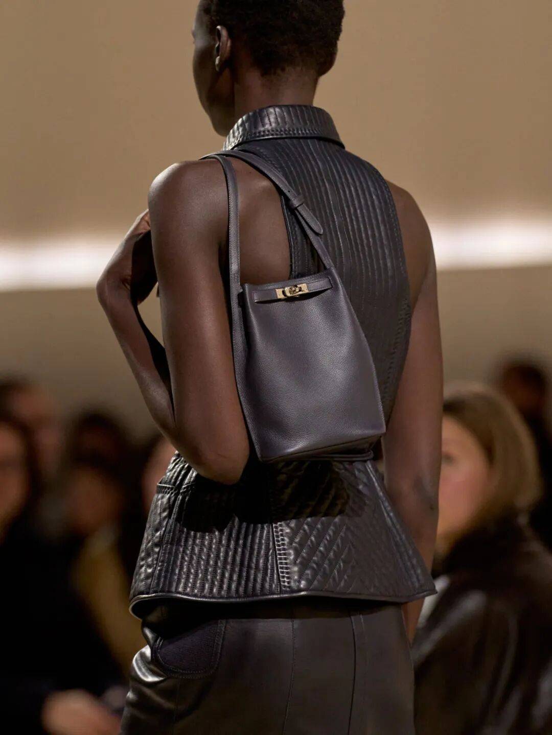 Hermès的女骑士，在沙滩上自由驰骋