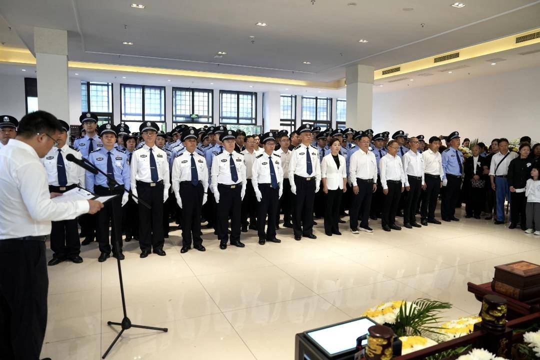 含泪送别！四川屏山县公安局副局长李虎办案途中坠江牺牲：“怕个啥，干就是！”是他的口头禅