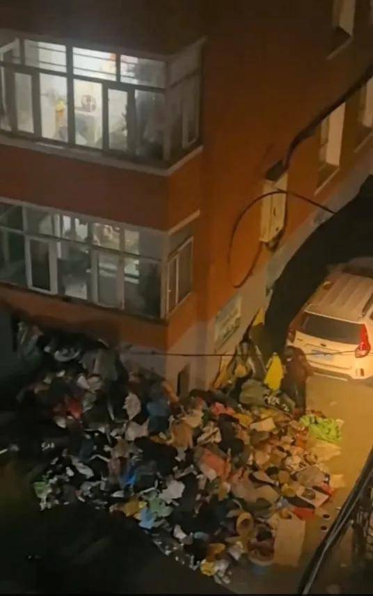 河北张家口七旬老太房间囤满废品，整栋楼全是蟑螂