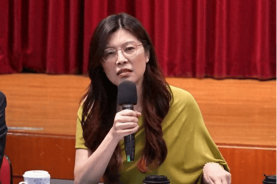 当选国民党主席后,郑丽文连夜喊话民进党:让两岸不再有战火!